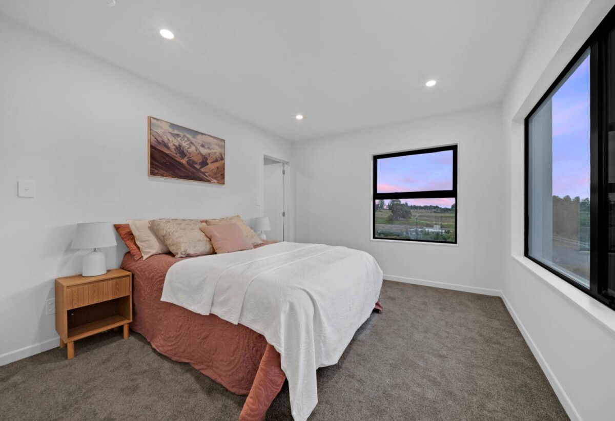 3 ensuites, 2 kitchens, Brandnew 5 beds 4.5 baths house with garage and 1 bed granny, Central heating, motivated vendor, close to schools, shops, motorway access, 43 Derbyshire Lane, Karaka, Auckland