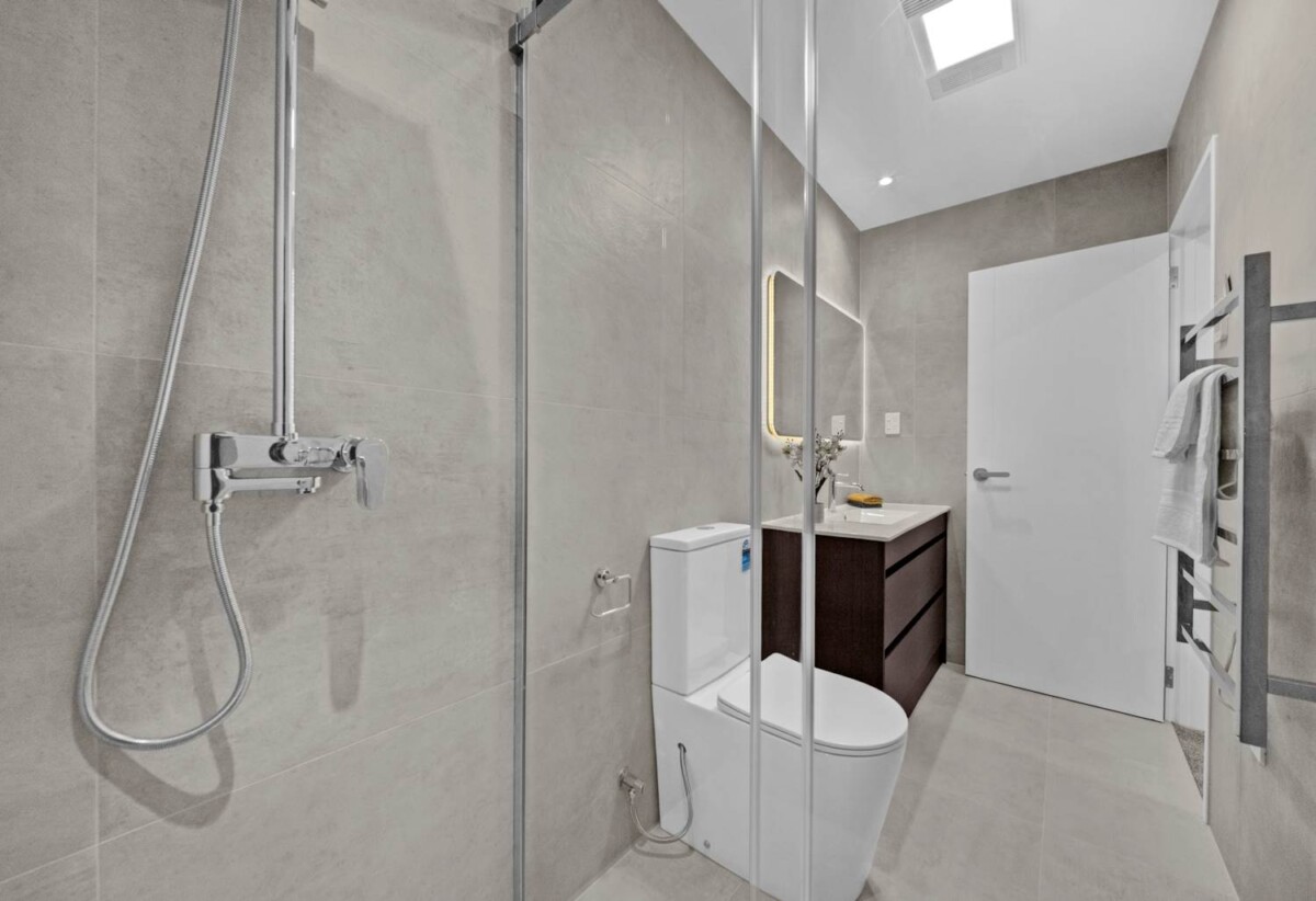 3 ensuites, 2 kitchens, Brandnew 5 beds 4.5 baths house with garage and 1 bed granny, Central heating, motivated vendor, close to schools, shops, motorway access, 43 Derbyshire Lane, Karaka, Auckland