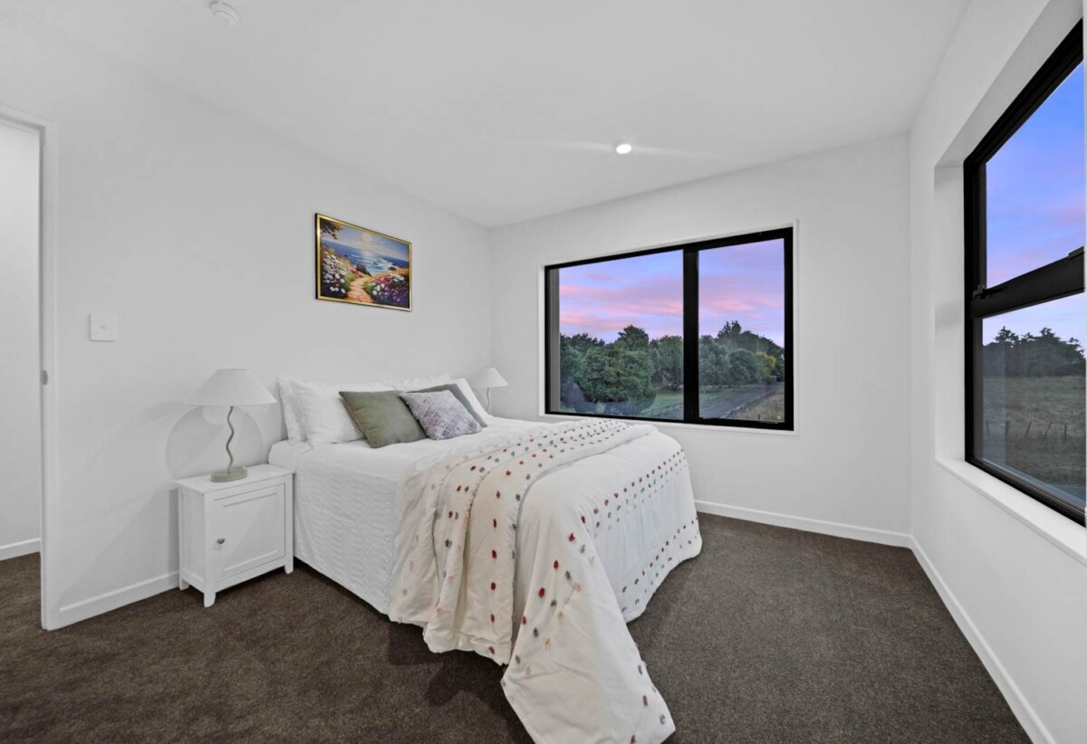 3 ensuites, 2 kitchens, Brandnew 5 beds 4.5 baths house with garage and 1 bed granny, Central heating, motivated vendor, close to schools, shops, motorway access, 43 Derbyshire Lane, Karaka, Auckland