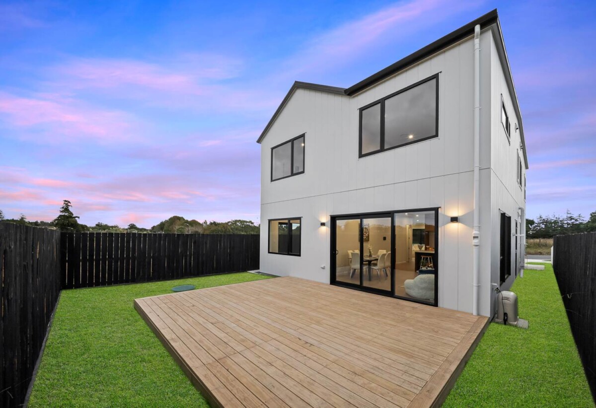 3 ensuites, 2 kitchens, Brandnew 5 beds 4.5 baths house with garage and 1 bed granny, Central heating, motivated vendor, close to schools, shops, motorway access, 43 Derbyshire Lane, Karaka, Auckland