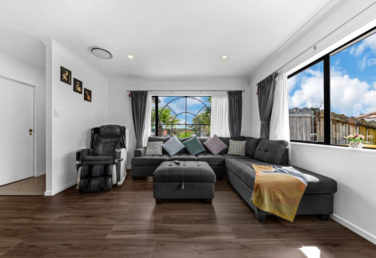 Motivated Vendor – Must Sell, Renovated 160m2 Brick and tile 4 beds 2 baths house with double garage on 505m2 section, move-in ready, close to shops, schools, 0.2km to Chapel Downs School, 2.2 km to Sancta Maria College, 2 section, 24 Nuneaton Drive, Flat Bush, Auckland