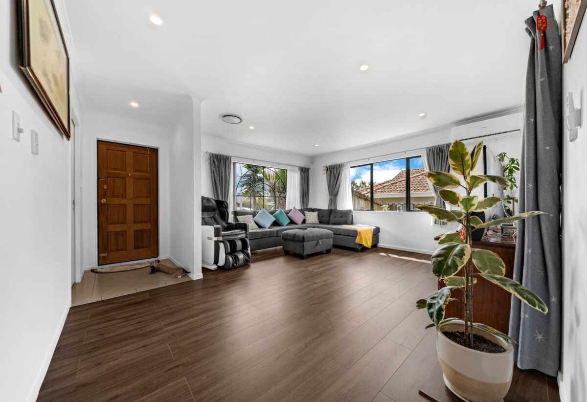 Motivated Vendor – Must Sell, Renovated 160m2 Brick and tile 4 beds 2 baths house with double garage on 505m2 section, move-in ready, close to shops, schools, 0.2km to Chapel Downs School, 2.2 km to Sancta Maria College, 2 section, 24 Nuneaton Drive, Flat Bush, Auckland