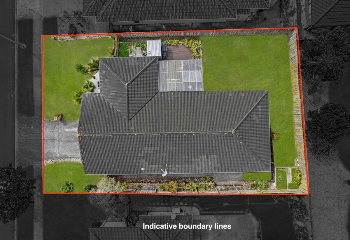 Motivated Vendor – Must Sell, Renovated 160m2 Brick and tile 4 beds 2 baths house with double garage on 505m2 section, move-in ready, close to shops, schools, 0.2km to Chapel Downs School, 2.2 km to Sancta Maria College, 2 section, 24 Nuneaton Drive, Flat Bush, Auckland