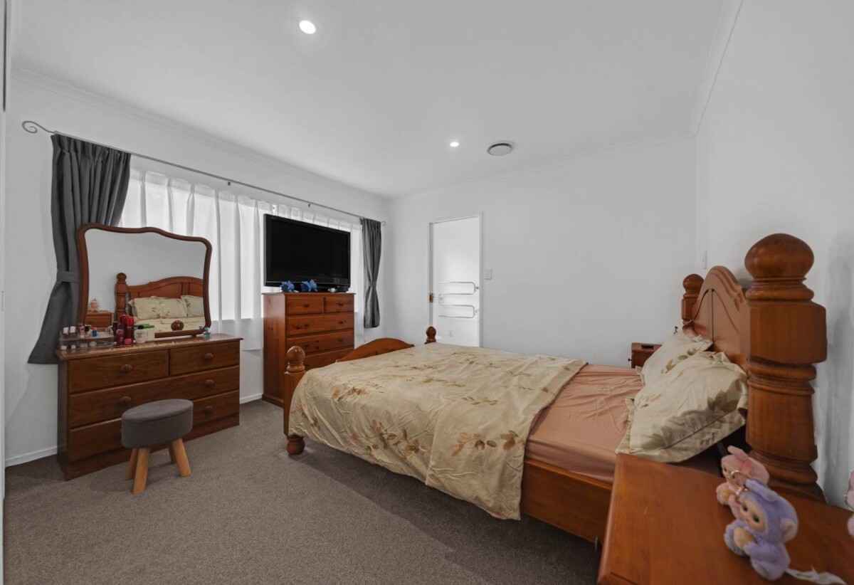 Motivated Vendor – Must Sell, Renovated 160m2 Brick and tile 4 beds 2 baths house with double garage on 505m2 section, move-in ready, close to shops, schools, 0.2km to Chapel Downs School, 2.2 km to Sancta Maria College, 2 section, 24 Nuneaton Drive, Flat Bush, Auckland