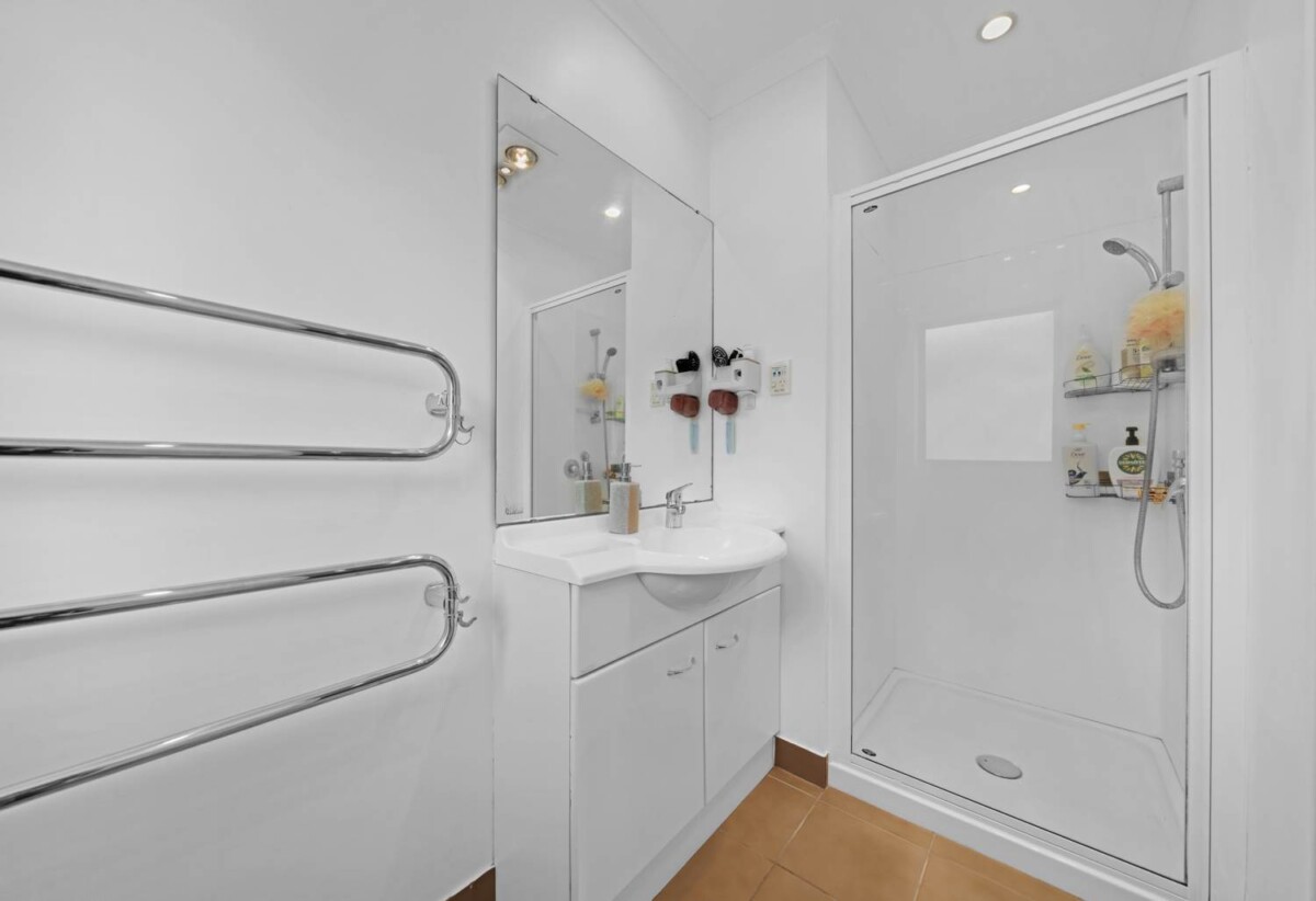 Motivated Vendor – Must Sell, Renovated 160m2 Brick and tile 4 beds 2 baths house with double garage on 505m2 section, move-in ready, close to shops, schools, 0.2km to Chapel Downs School, 2.2 km to Sancta Maria College, 2 section, 24 Nuneaton Drive, Flat Bush, Auckland