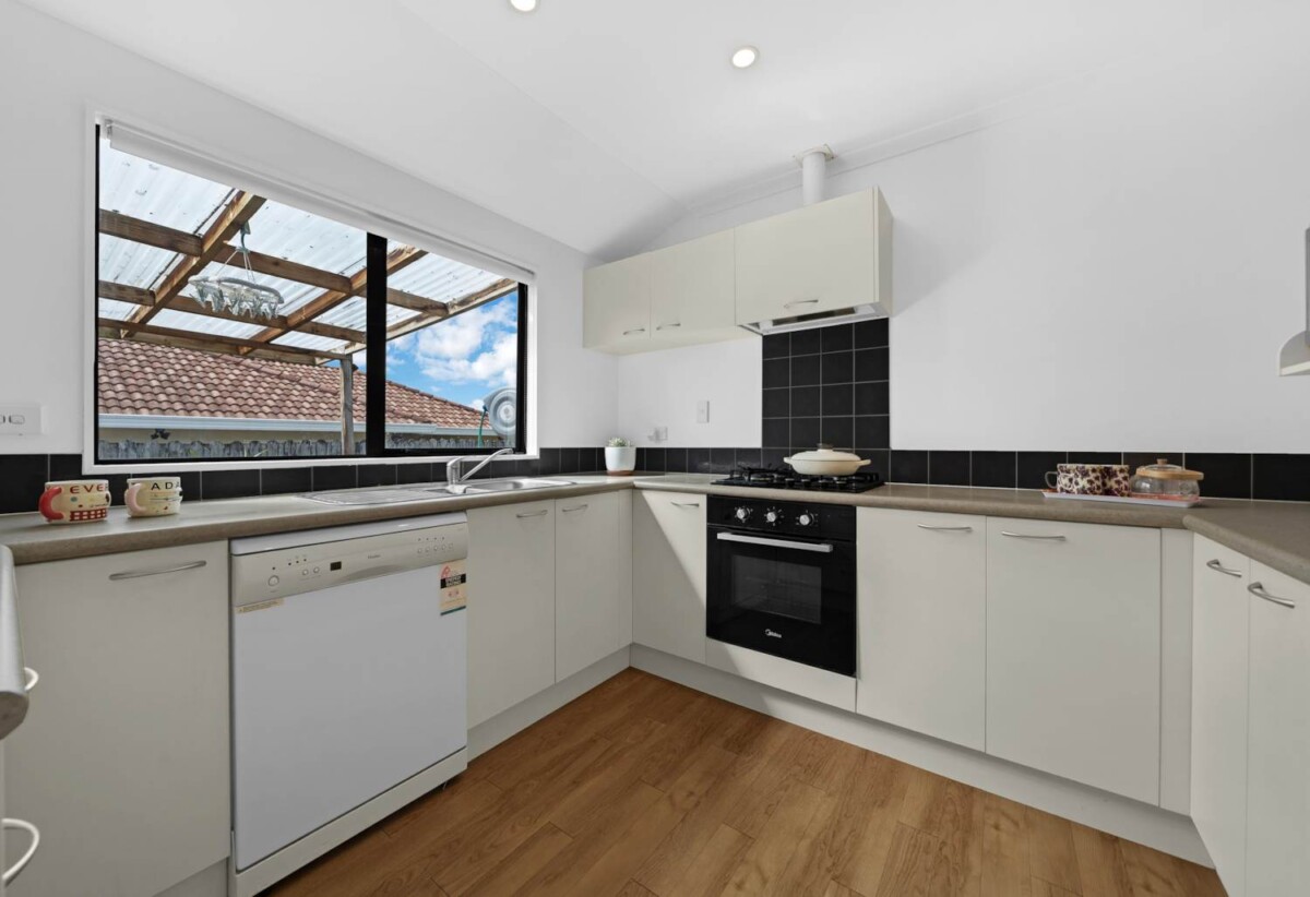 Motivated Vendor – Must Sell, Renovated 160m2 Brick and tile 4 beds 2 baths house with double garage on 505m2 section, move-in ready, close to shops, schools, 0.2km to Chapel Downs School, 2.2 km to Sancta Maria College, 2 section, 24 Nuneaton Drive, Flat Bush, Auckland