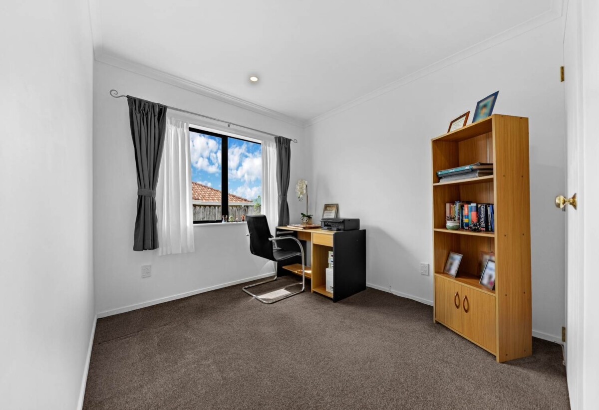 Motivated Vendor – Must Sell, Renovated 160m2 Brick and tile 4 beds 2 baths house with double garage on 505m2 section, move-in ready, close to shops, schools, 0.2km to Chapel Downs School, 2.2 km to Sancta Maria College, 2 section, 24 Nuneaton Drive, Flat Bush, Auckland