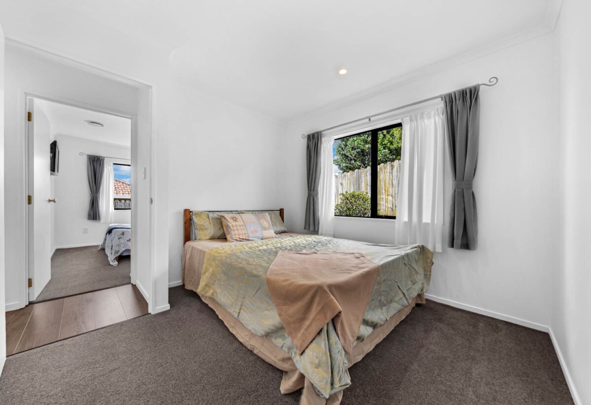 Motivated Vendor – Must Sell, Renovated 160m2 Brick and tile 4 beds 2 baths house with double garage on 505m2 section, move-in ready, close to shops, schools, 0.2km to Chapel Downs School, 2.2 km to Sancta Maria College, 2 section, 24 Nuneaton Drive, Flat Bush, Auckland