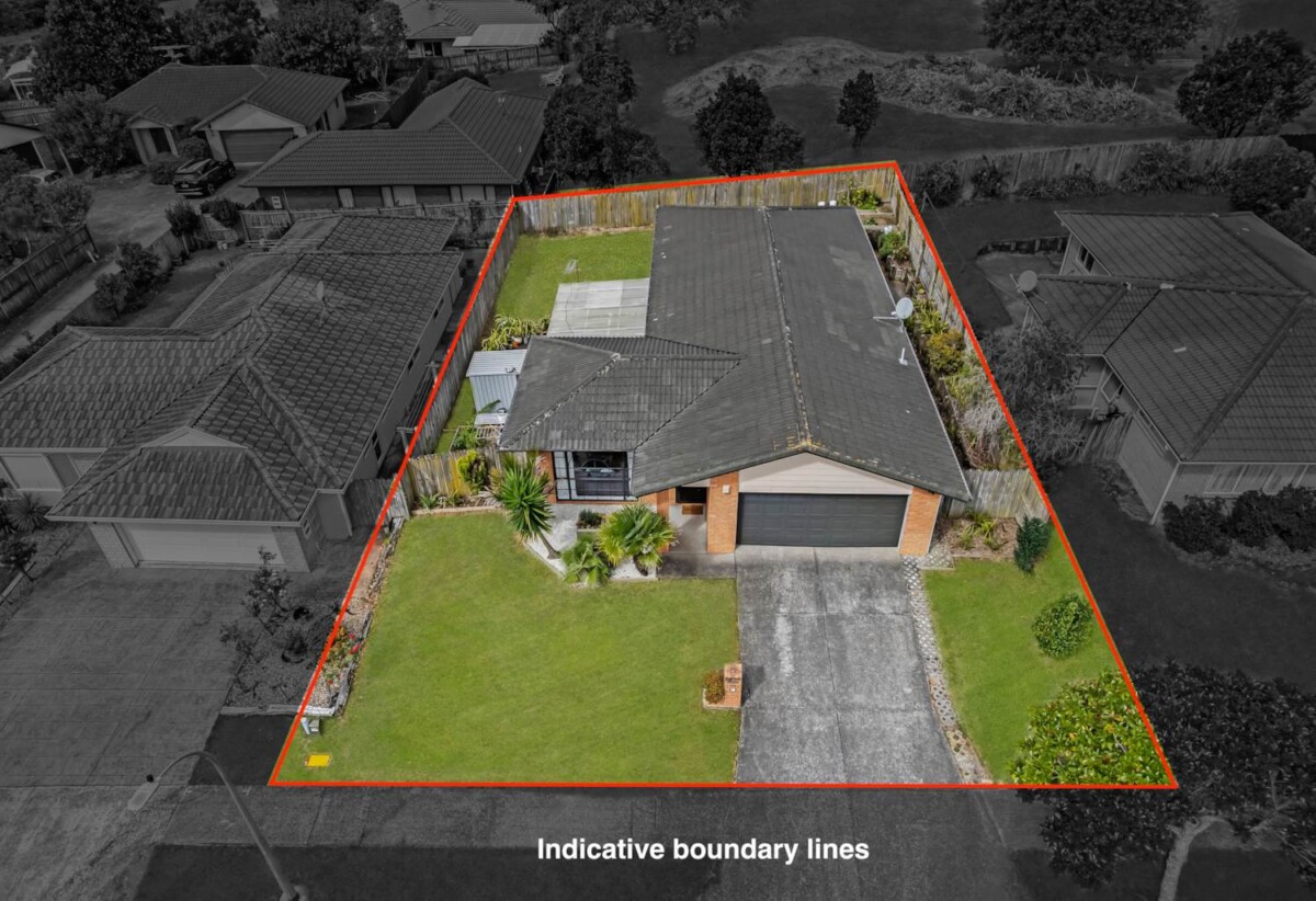 Motivated Vendor – Must Sell, Renovated 160m2 Brick and tile 4 beds 2 baths house with double garage on 505m2 section, move-in ready, close to shops, schools, 0.2km to Chapel Downs School, 2.2 km to Sancta Maria College, 2 section, 24 Nuneaton Drive, Flat Bush, Auckland