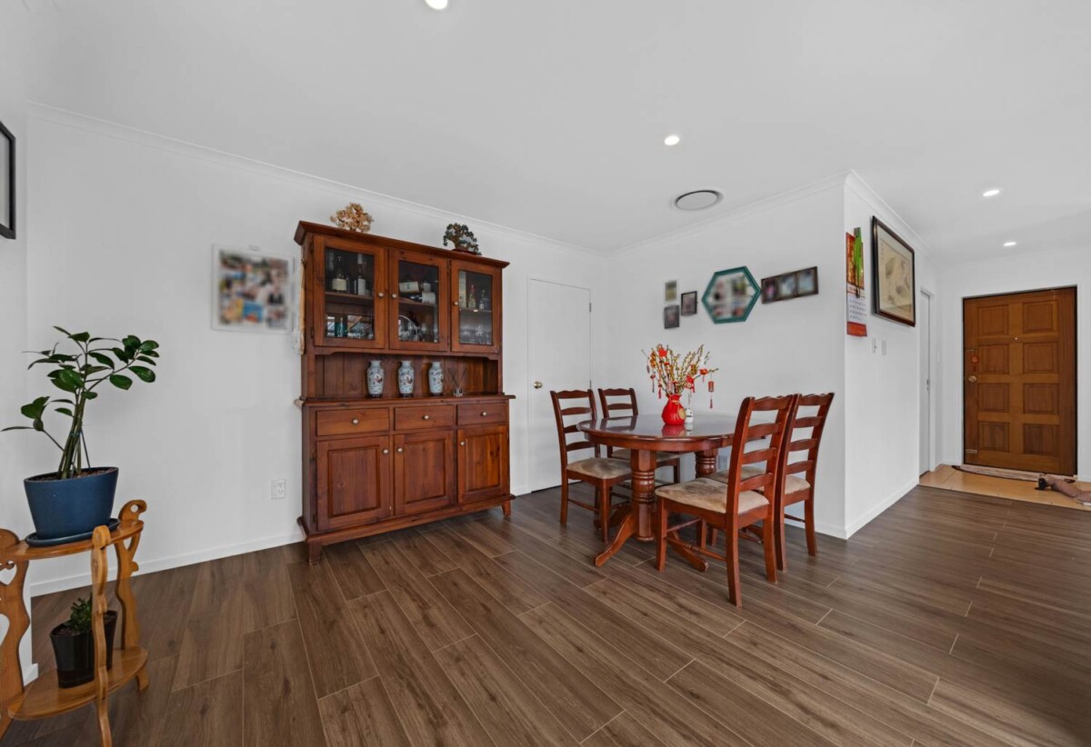 Motivated Vendor – Must Sell, Renovated 160m2 Brick and tile 4 beds 2 baths house with double garage on 505m2 section, move-in ready, close to shops, schools, 0.2km to Chapel Downs School, 2.2 km to Sancta Maria College, 2 section, 24 Nuneaton Drive, Flat Bush, Auckland