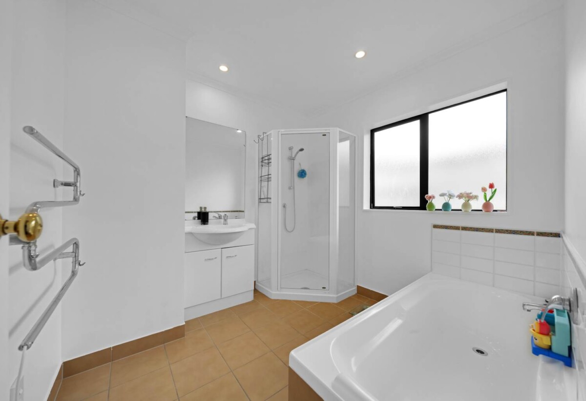 Motivated Vendor – Must Sell, Renovated 160m2 Brick and tile 4 beds 2 baths house with double garage on 505m2 section, move-in ready, close to shops, schools, 0.2km to Chapel Downs School, 2.2 km to Sancta Maria College, 2 section, 24 Nuneaton Drive, Flat Bush, Auckland