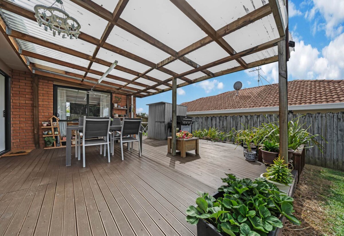 Motivated Vendor – Must Sell, Renovated 160m2 Brick and tile 4 beds 2 baths house with double garage on 505m2 section, move-in ready, close to shops, schools, 0.2km to Chapel Downs School, 2.2 km to Sancta Maria College, 2 section, 24 Nuneaton Drive, Flat Bush, Auckland