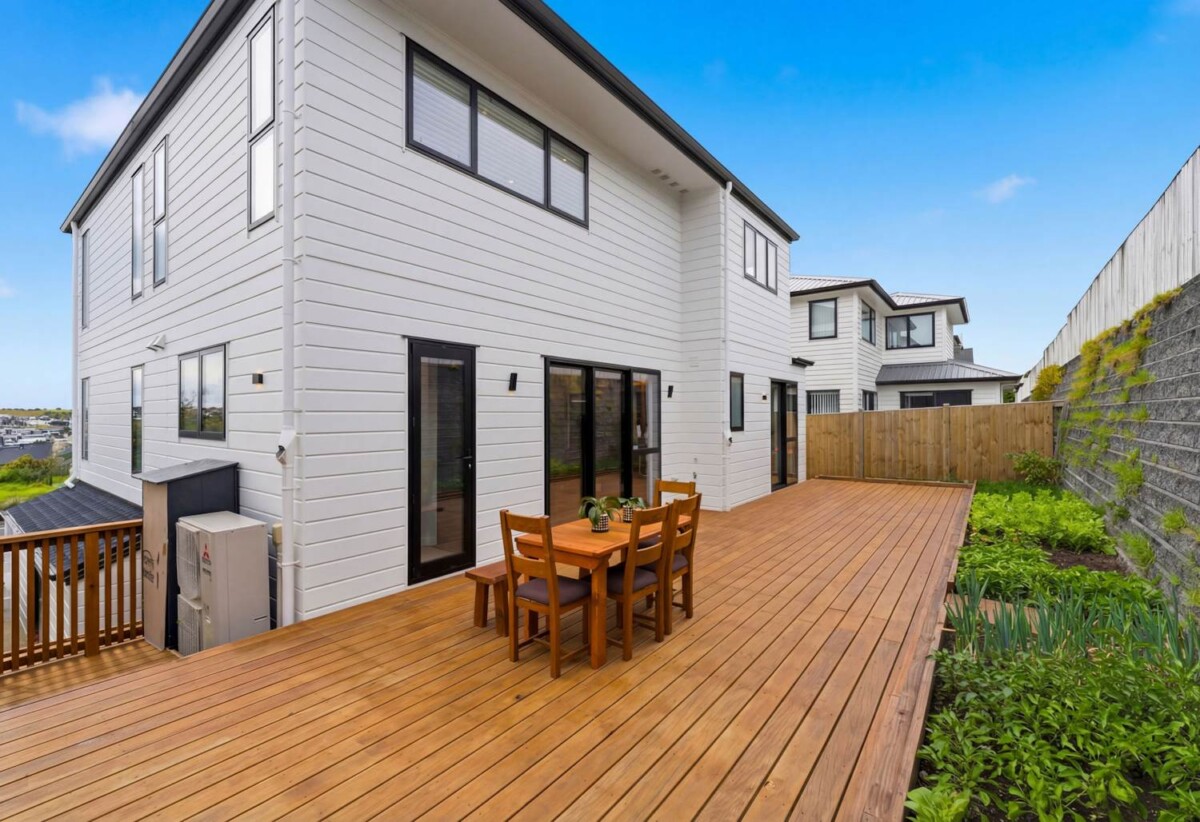 7 beds 5.5 baths house with double garage and 2 -beds granny, within easy walking distance of Long Bay College, Long Bay Primary, Long Bay Village, supermarket, Ashley Reserve, and Long Bay Regional Park, 14 Cavalli Road, Long Bay, Auckland