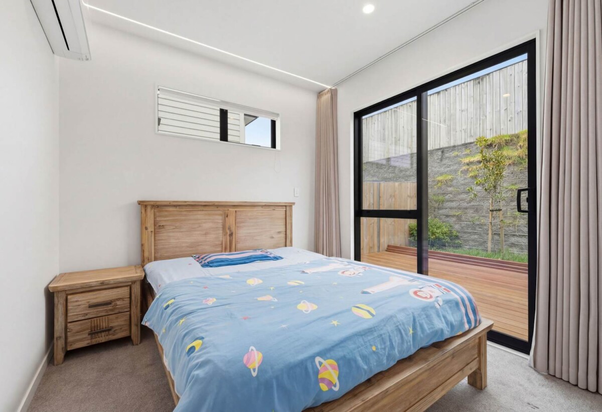 7 beds 5.5 baths house with double garage and 2 -beds granny, within easy walking distance of Long Bay College, Long Bay Primary, Long Bay Village, supermarket, Ashley Reserve, and Long Bay Regional Park, 14 Cavalli Road, Long Bay, Auckland