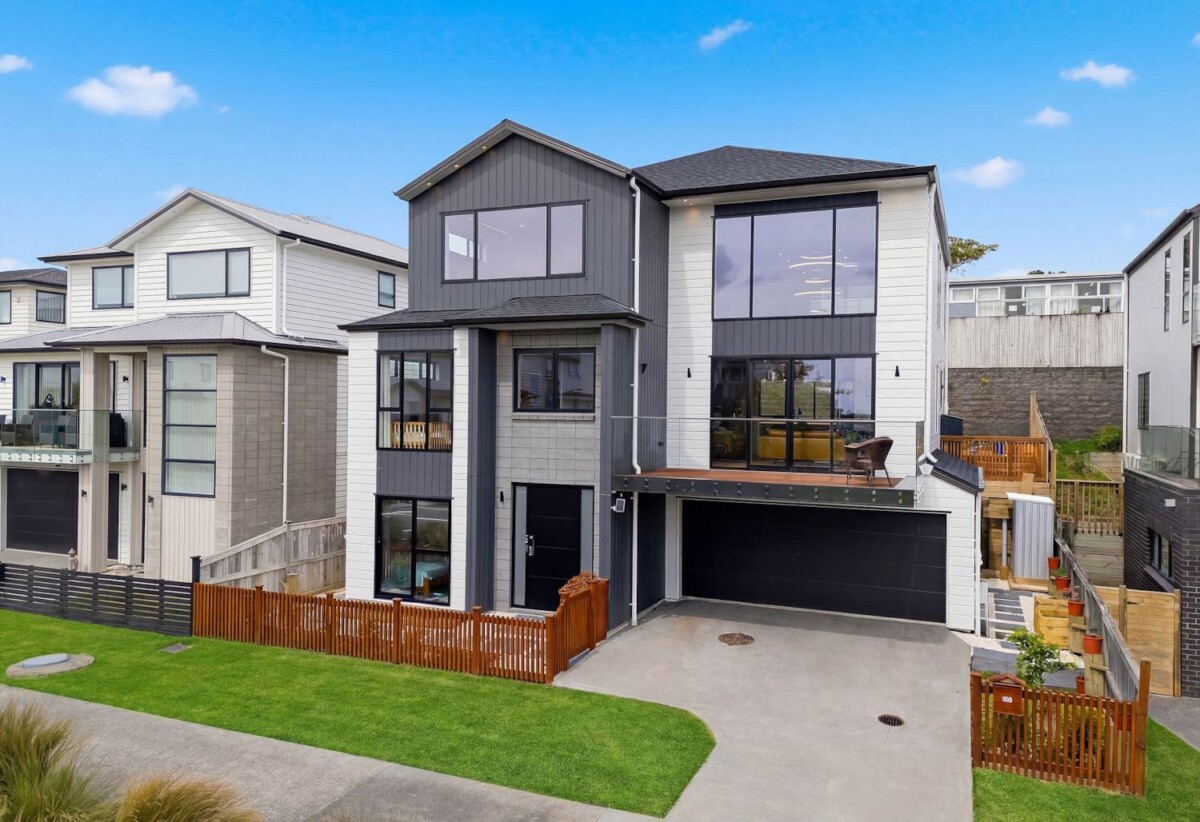 7 beds 5.5 baths house with double garage and 2 -beds granny, within easy walking distance of Long Bay College, Long Bay Primary, Long Bay Village, supermarket, Ashley Reserve, and Long Bay Regional Park, 14 Cavalli Road, Long Bay, Auckland