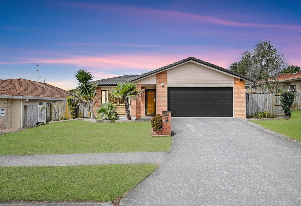 Motivated Vendor – Must Sell, Renovated 160m2 Brick and tile 4 beds 2 baths house with double garage on 505m2 section, move-in ready, close to shops, schools, 0.2km to Chapel Downs School, 2.2 km to Sancta Maria College, 2 section, 24 Nuneaton Drive, Flat Bush, Auckland