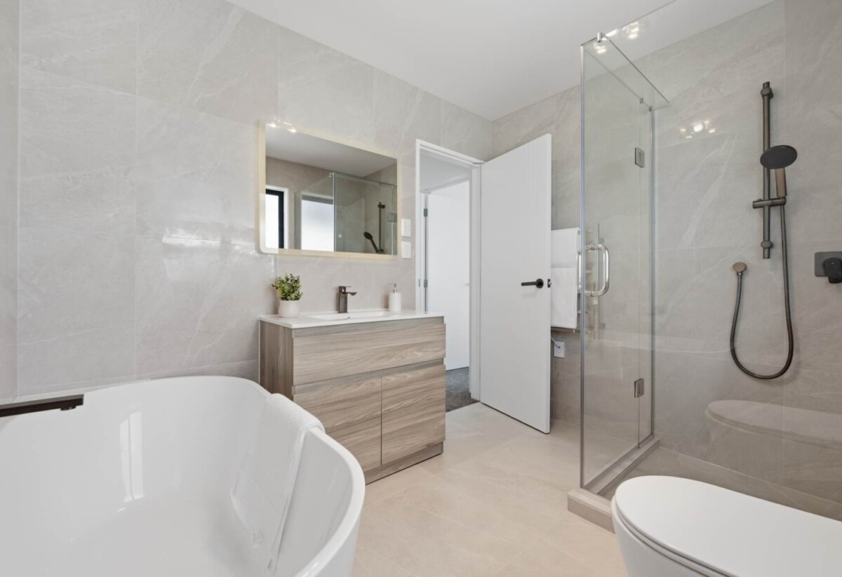 Brandnew standalone 4 beds 2.5 baths home with garage, just moments from the tranquil Auckland Botanic Gardens. shops, schools, motorway access, 0.4 km to Alfriston College, Lot 2/13 Rathmar Drive, Manurewa, Auckland