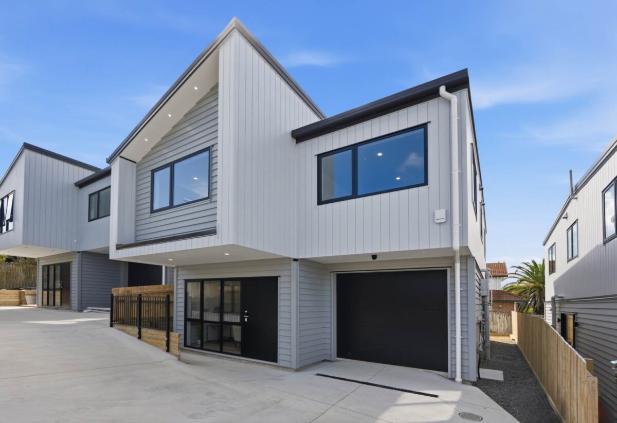 Brandnew standalone 4 beds 2.5 baths home with garage, just moments from the tranquil Auckland Botanic Gardens. shops, schools, motorway access, 0.4 km to Alfriston College, Lot 2/13 Rathmar Drive, Manurewa, Auckland