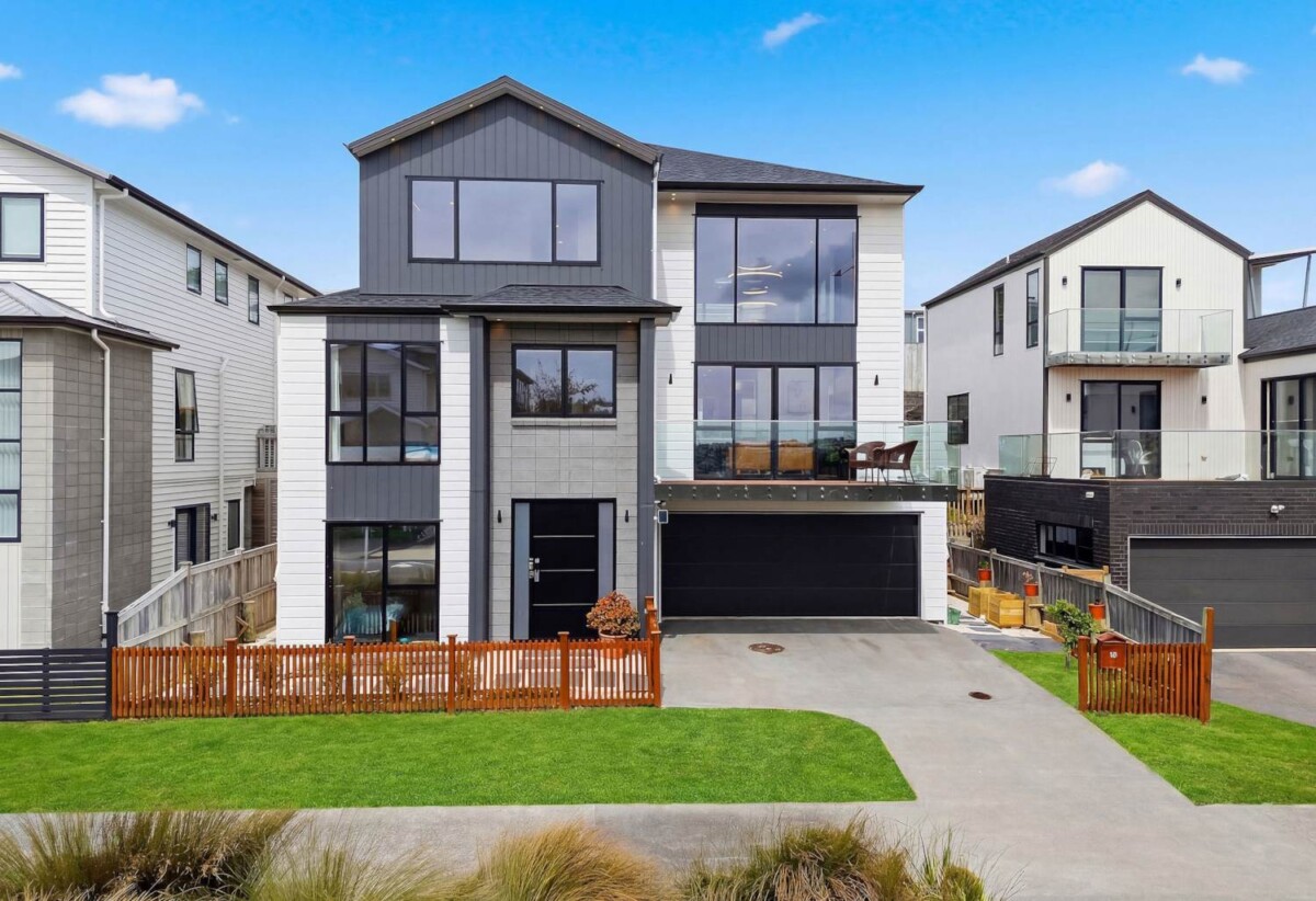 7 beds 5.5 baths house with double garage and 2 -beds granny, within easy walking distance of Long Bay College, Long Bay Primary, Long Bay Village, supermarket, Ashley Reserve, and Long Bay Regional Park, 14 Cavalli Road, Long Bay, Auckland