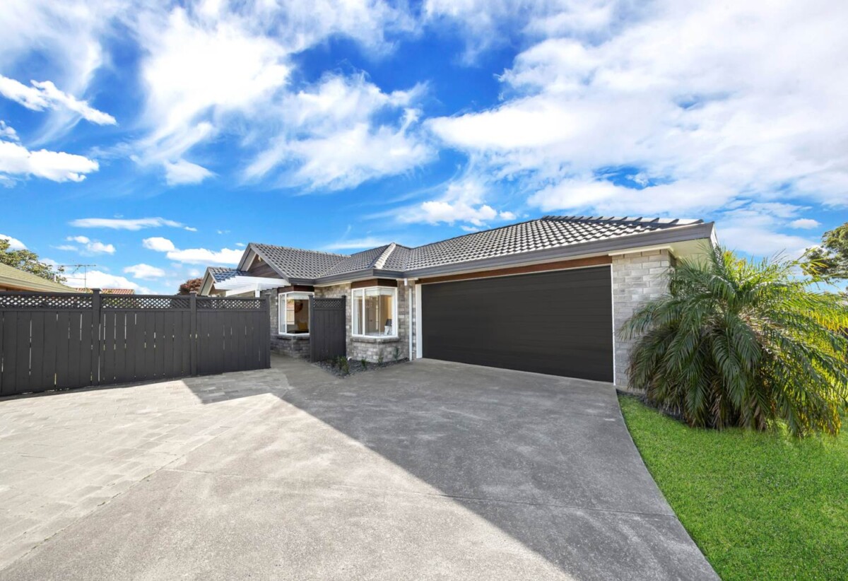 3 beds 1 bath house with double garage on 588m2 section, easy access to scenic local walkways and the Burswood Park and playground. Walking distance to shops, eateries, 0.9 km to Riverhills School, 36 Elderberry Road, Burswood, Auckland