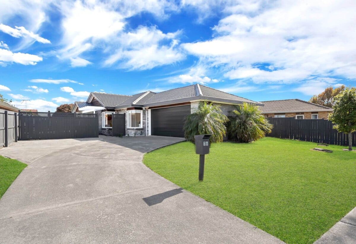 3 beds 1 bath house with double garage on 588m2 section, easy access to scenic local walkways and the Burswood Park and playground. Walking distance to shops, eateries, 0.9 km to Riverhills School, 36 Elderberry Road, Burswood, Auckland