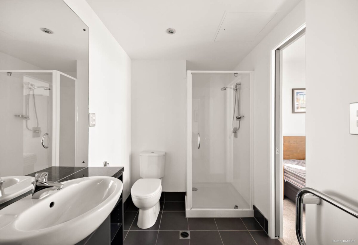 Oversea Vendor, Auckland Girls’ Grammar School zone, Renovated Freehold 2 beds 2 baths apartment, 50sqm internal floor area plus a large balcony, Full furniture package is included, move-in ready, 1901/74 Albert Street, City Centre, Auckland