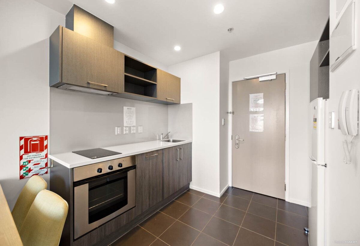 Oversea Vendor, Auckland Girls’ Grammar School zone, Renovated Freehold 2 beds 2 baths apartment, 50sqm internal floor area plus a large balcony, Full furniture package is included, move-in ready, 1901/74 Albert Street, City Centre, Auckland