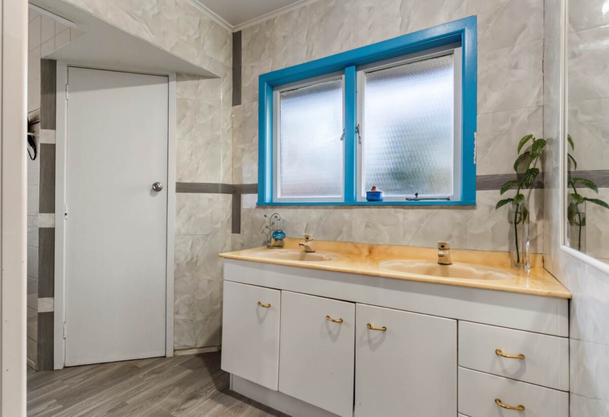 Brick and tile 4 beds 1 bath house with garage on 825m2 section, A child centre near by and a short drive to the local schools and shopping malls, handy to motorway access, 0.7 km to Papatoetoe East School, 32 Esperanto Road, Papatoetoe, Auckland