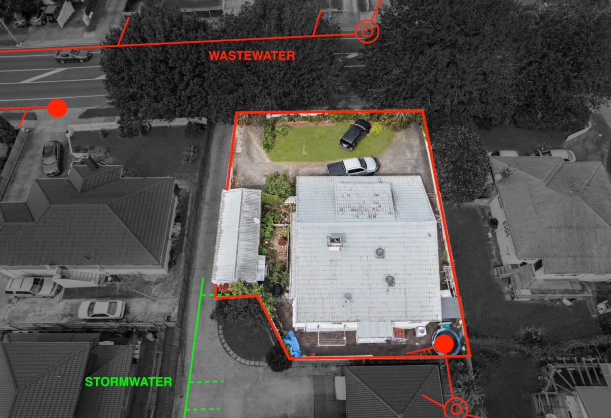 160m2 3 beds 1 baths house with garage on 542m2 section, close to schools, shops, motorway access, 0.9 km to Papatoetoe West School, 204 Shirley Road, Papatoetoe, Auckland