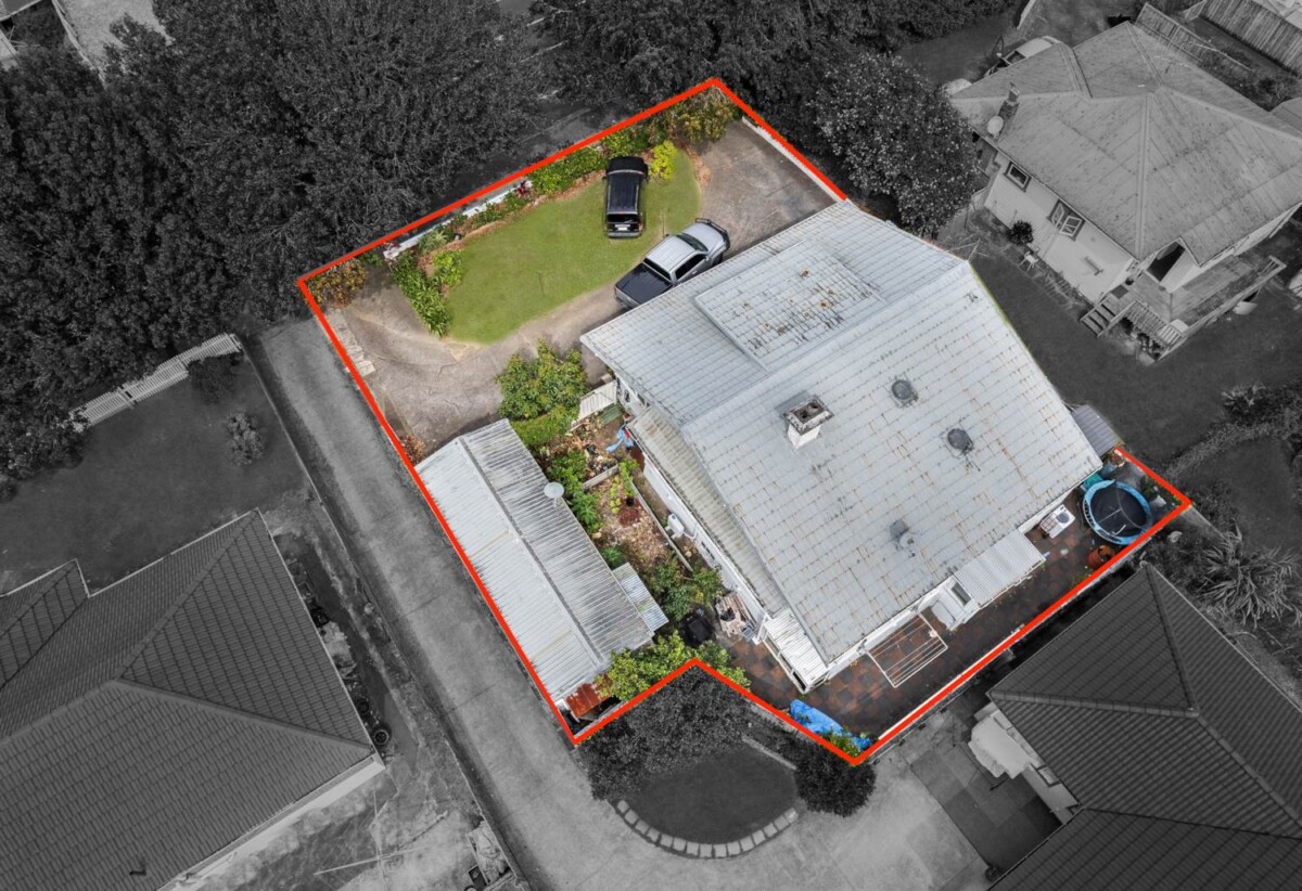 160m2 3 beds 1 baths house with garage on 542m2 section, close to schools, shops, motorway access, 0.9 km to Papatoetoe West School, 204 Shirley Road, Papatoetoe, Auckland