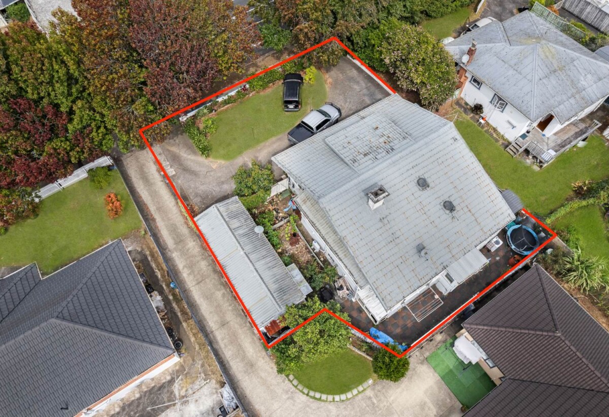 160m2 3 beds 1 baths house with garage on 542m2 section, close to schools, shops, motorway access, 0.9 km to Papatoetoe West School, 204 Shirley Road, Papatoetoe, Auckland