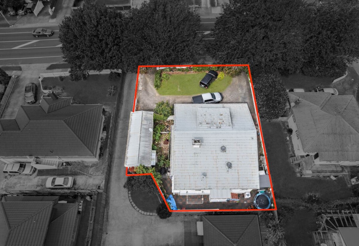 160m2 3 beds 1 baths house with garage on 542m2 section, close to schools, shops, motorway access, 0.9 km to Papatoetoe West School, 204 Shirley Road, Papatoetoe, Auckland