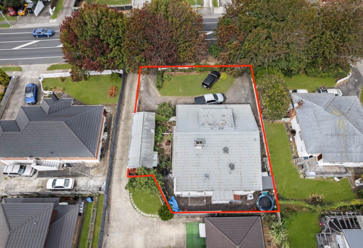 160m2 3 beds 1 baths house with garage on 542m2 section, close to schools, shops, motorway access, 0.9 km to Papatoetoe West School, 204 Shirley Road, Papatoetoe, Auckland