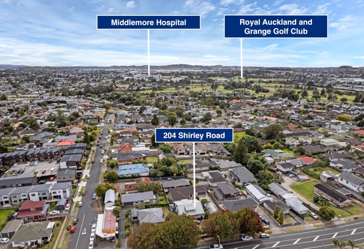 160m2 3 beds 1 baths house with garage on 542m2 section, close to schools, shops, motorway access, 0.9 km to Papatoetoe West School, 204 Shirley Road, Papatoetoe, Auckland