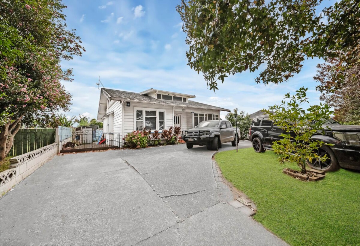 160m2 3 beds 1 baths house with garage on 542m2 section, close to schools, shops, motorway access, 0.9 km to Papatoetoe West School, 204 Shirley Road, Papatoetoe, Auckland