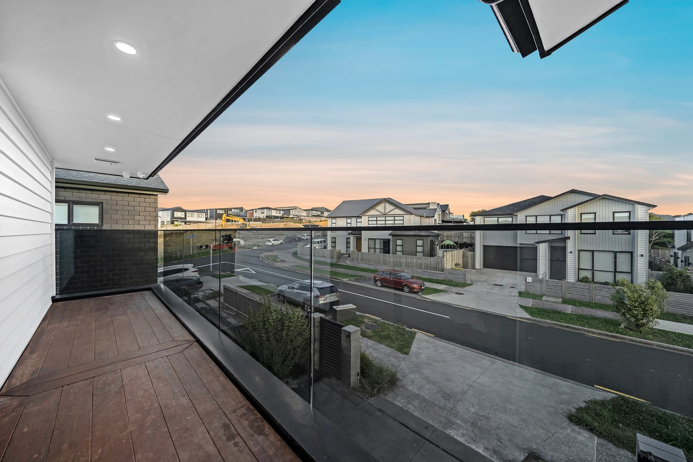 368m2 7 beds 4.5 baths house with 2 beds granny on 492m2 section, Central air conditioning and built-in surround sound system, Mini golf practice pad outdoors, close to parks, reserves, shopping centres, schools, 3 Bendridge Street, Flat Bush, Auckland