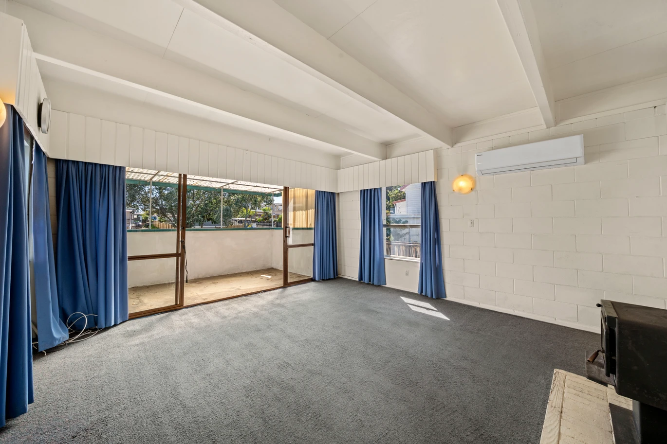Health circumstances mean this must be SOLD, 280m2 3 beds + a large rumpus room house on 1638m2 section, equipped with 3-phase power, ideal for machinery, workshops, business, Handy to shops, schools and everyday amenities, the harbour, boat ramp and local park, 16 McInnes Road, Weymouth, Auckland