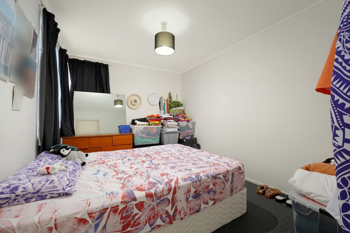 Once in 10 years, owner cashing out, home and income, 5 beds main house + standalone 1 bed granny flat on 1166m2 section, currently rented for $1,315 per week, close to Local shops, parks, schools and amenities, 52 Robertson Road, Mangere East, Auckland