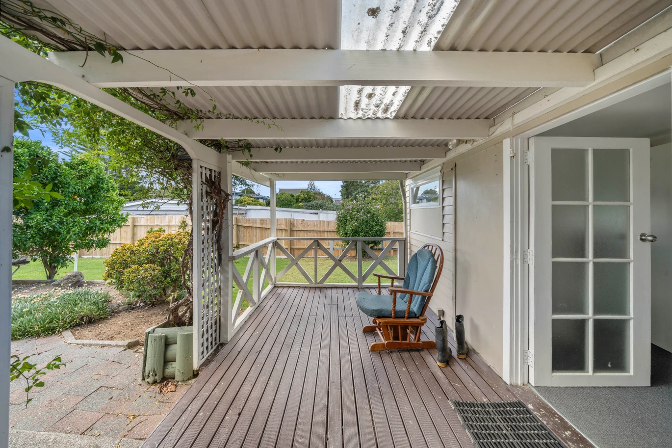 DECEASED ESTATE, 3 beds 1 bath house on 809m2 section, double garage, extra off-street paking for your cars / boat, close to schools, supermarket, beach, Boat Club and boat ramp, 22 Mcinnes Road, Weymouth, Auckland
