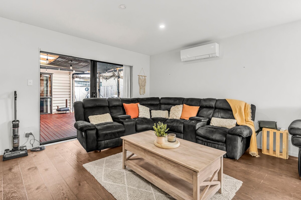 157m2 4 beds 2 baths house on 308m2 section, easy reach of Takanini Village, Southgate Shopping Centre, and Bruce Pulman Park, motorway access, 17 Kotuku Crescent, Takanini, Auckland