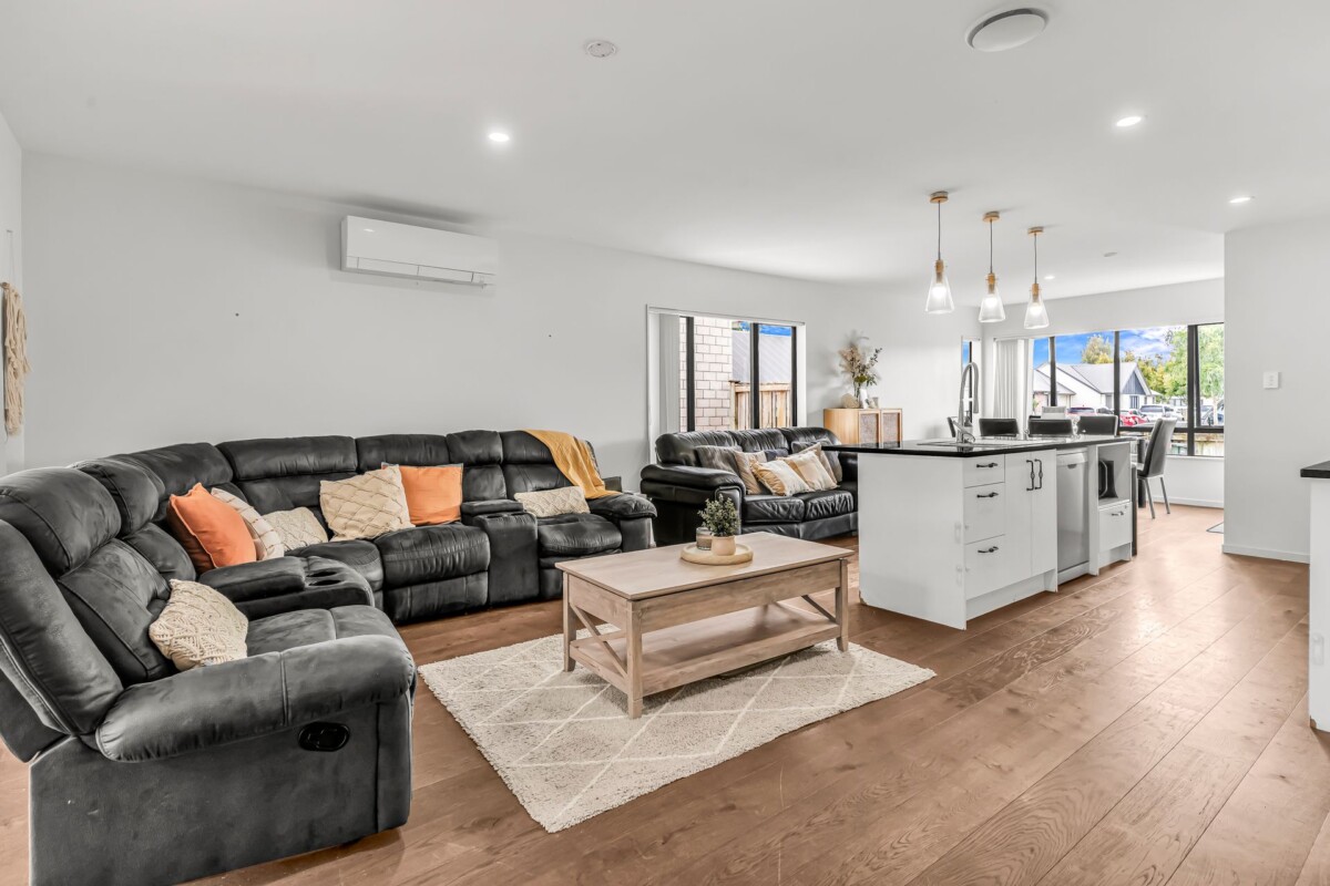157m2 4 beds 2 baths house on 308m2 section, easy reach of Takanini Village, Southgate Shopping Centre, and Bruce Pulman Park, motorway access, 17 Kotuku Crescent, Takanini, Auckland