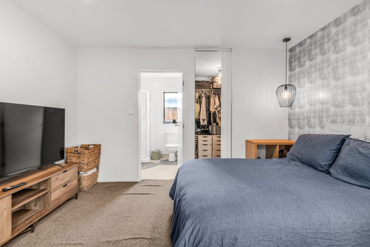157m2 4 beds 2 baths house on 308m2 section, easy reach of Takanini Village, Southgate Shopping Centre, and Bruce Pulman Park, motorway access, 17 Kotuku Crescent, Takanini, Auckland