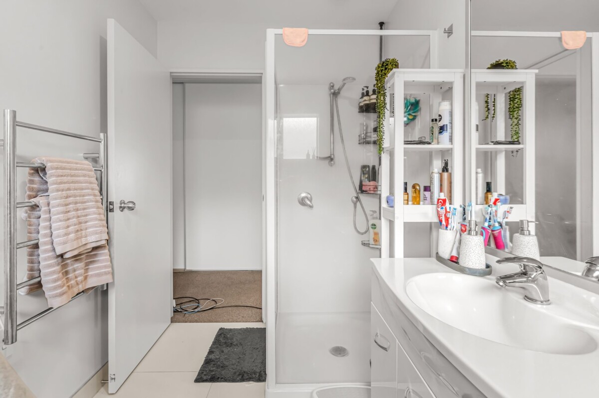 157m2 4 beds 2 baths house on 308m2 section, easy reach of Takanini Village, Southgate Shopping Centre, and Bruce Pulman Park, motorway access, 17 Kotuku Crescent, Takanini, Auckland