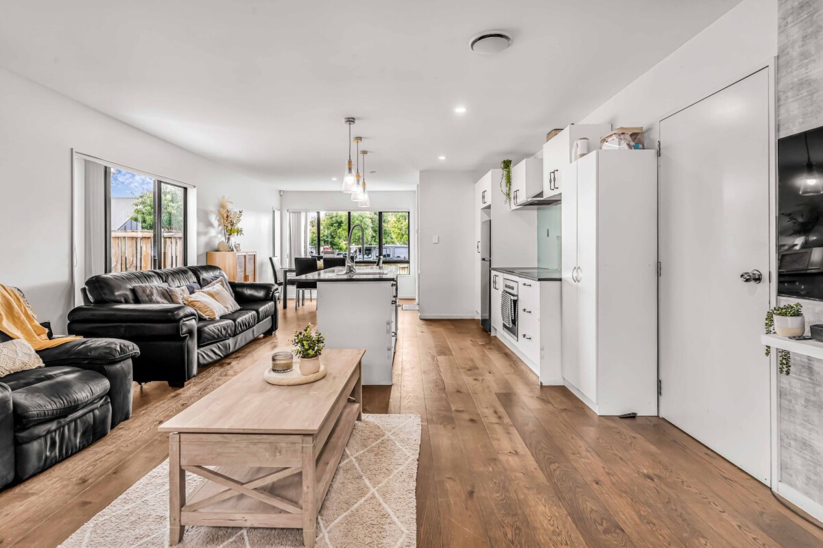 157m2 4 beds 2 baths house on 308m2 section, easy reach of Takanini Village, Southgate Shopping Centre, and Bruce Pulman Park, motorway access, 17 Kotuku Crescent, Takanini, Auckland