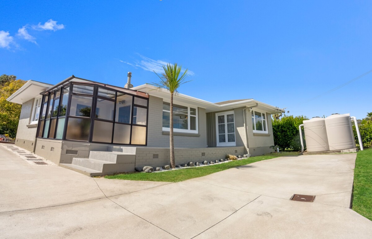 116m2 3 beds 1 bath house on 410m2 section, close to schools, Manukau shopping centre, Auckland Botanic Gardens, motorway access, 35 Tampin Road, Hillpark, Auckland
