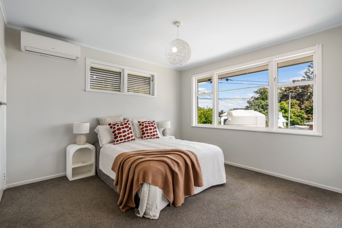116m2 3 beds 1 bath house on 410m2 section, close to schools, Manukau shopping centre, Auckland Botanic Gardens, motorway access, 35 Tampin Road, Hillpark, Auckland