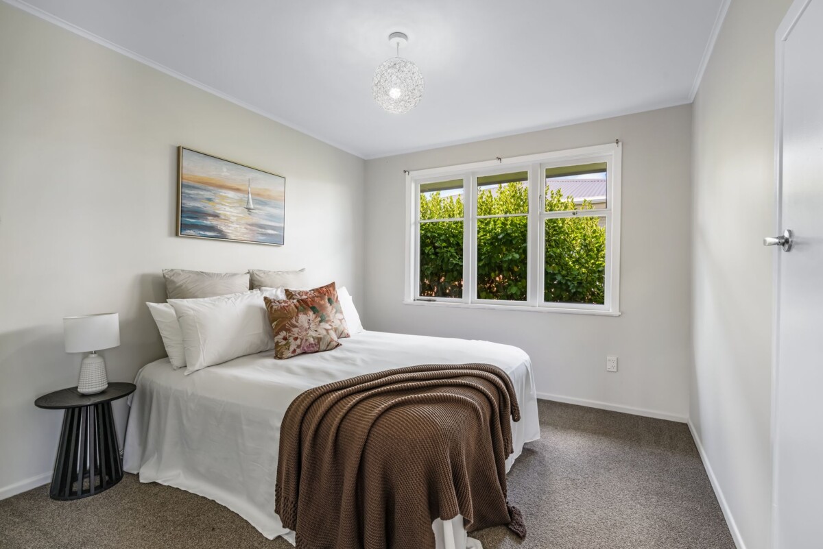 116m2 3 beds 1 bath house on 410m2 section, close to schools, Manukau shopping centre, Auckland Botanic Gardens, motorway access, 35 Tampin Road, Hillpark, Auckland
