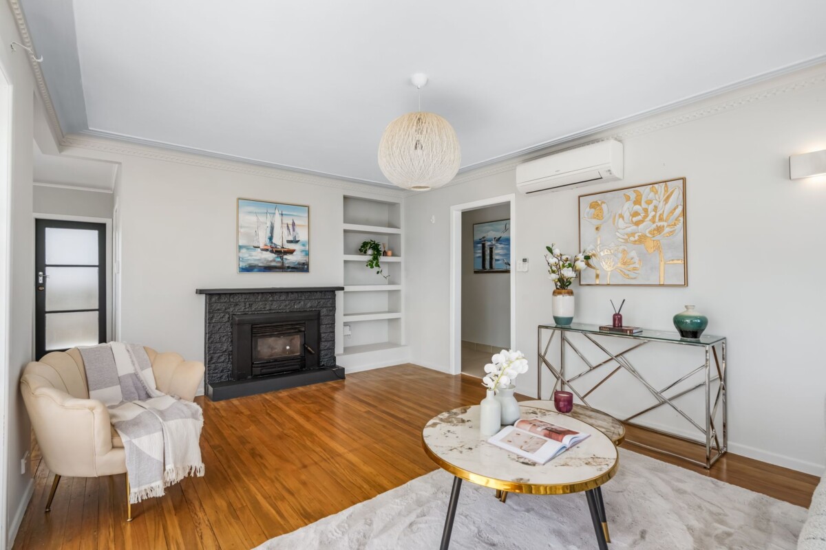 116m2 3 beds 1 bath house on 410m2 section, close to schools, Manukau shopping centre, Auckland Botanic Gardens, motorway access, 35 Tampin Road, Hillpark, Auckland