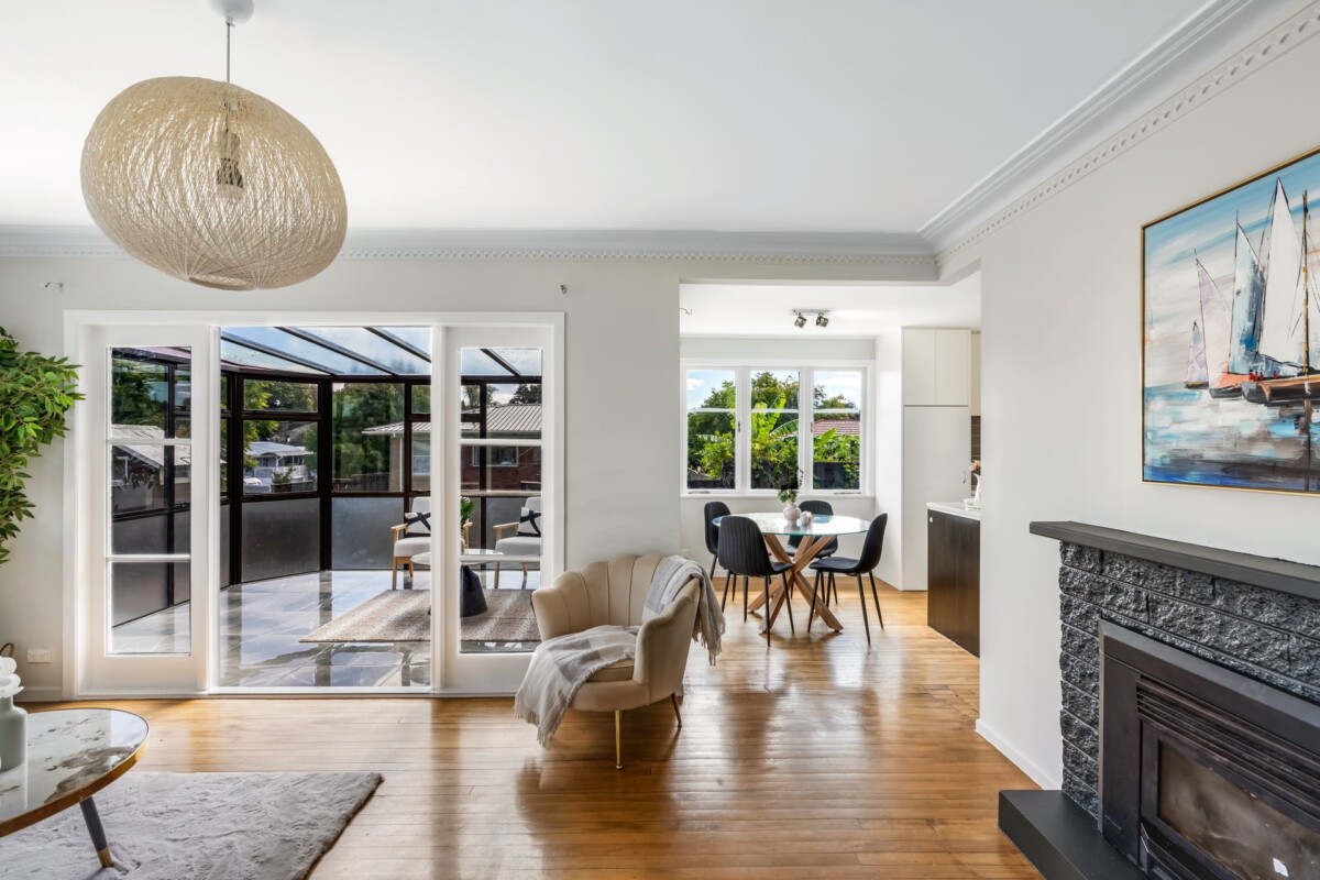 116m2 3 beds 1 bath house on 410m2 section, close to schools, Manukau shopping centre, Auckland Botanic Gardens, motorway access, 35 Tampin Road, Hillpark, Auckland