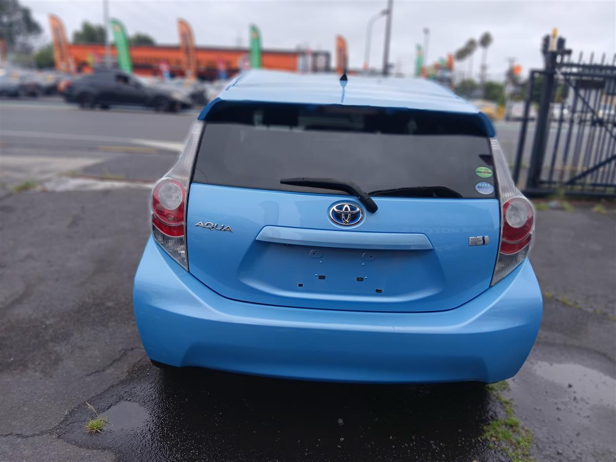 2012 Toyota Aqua Hatchback Automatic, 5 seats, Blue, Petrol, 1,496 cc, 100,334 km